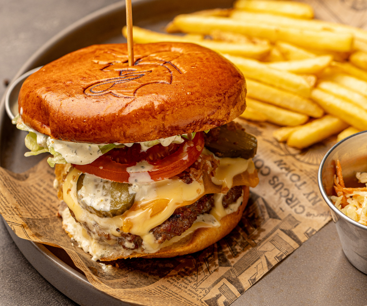 Tartare Burger M + Frites + Boisson Gazeuse